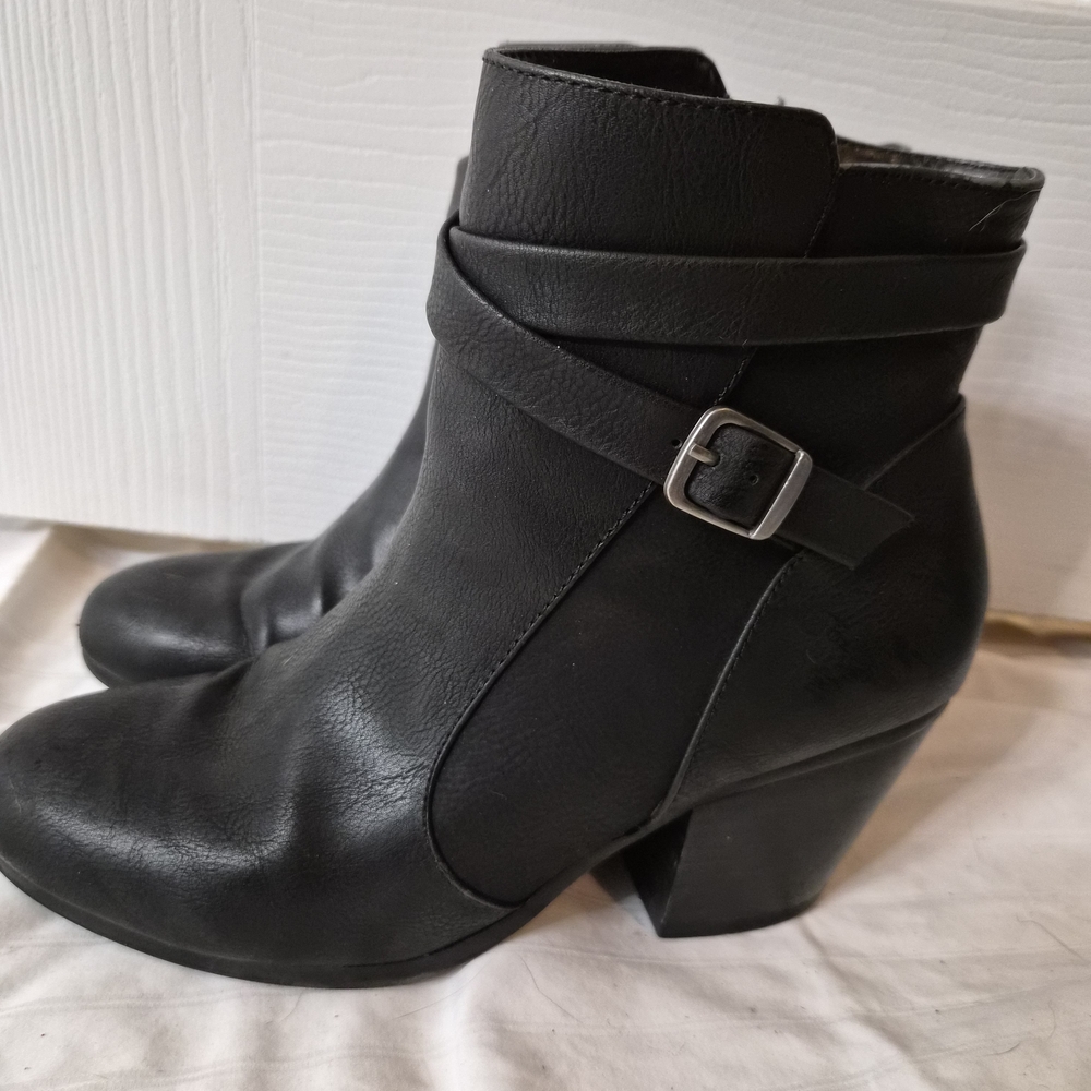 A2 By Aerosoles Black Buckle Ankle Booties